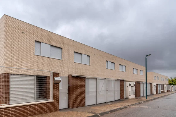 Casas de fila contemporáneas con fachada de ladrillo en España — Foto de Stock