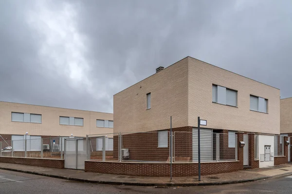 Casas de fila contemporáneas con fachada de ladrillo en España — Foto de Stock