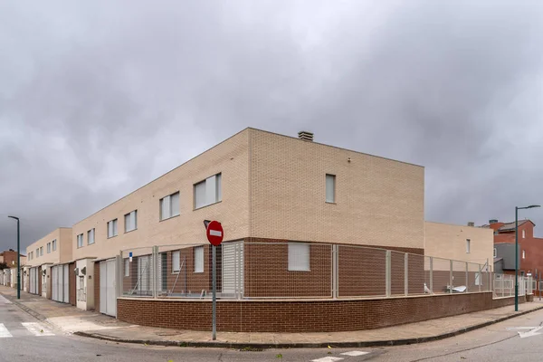 Современные дома с кирпичным фасадом в Испании — стоковое фото