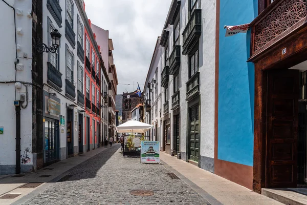 Strada dello shopping con negozi e ristoranti nel centro storico di Santa Cruz de La Palma — Foto Stock