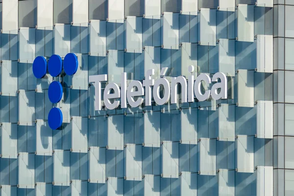 Telefonica empresa de telecomunicações Assine na fachada do edifício — Fotografia de Stock