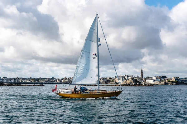 Plachetnice plující v zátoce Roscoff, Bretaň, Francie — Stock fotografie