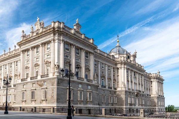 Vista panorámica del Palacio Real de Madrid un día soleado de verano — Foto de Stock