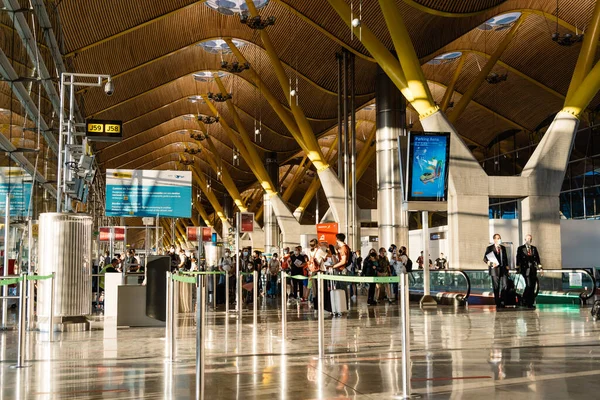 Interior view of Madrid-Barajas Adolfo Suarez international airport of Madrid — Stock Photo, Image