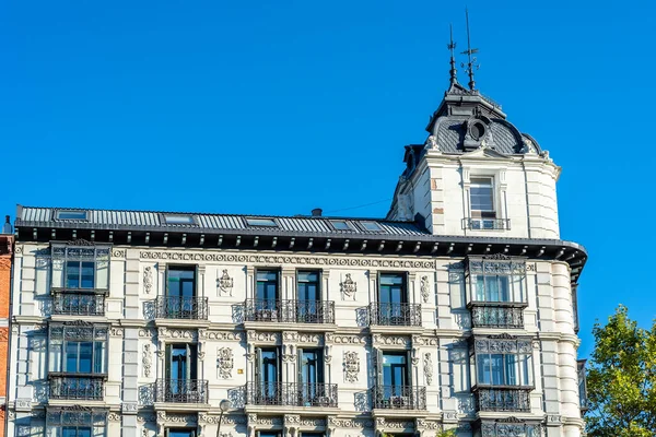 Edifício residencial de luxo antigo no distrito de Salamanca, em Madrid — Fotografia de Stock