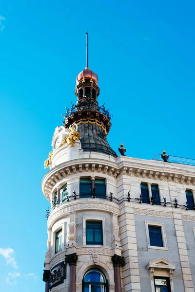 Cidade do centro de Madrid. Hotel de luxo Four Seasons — Fotografia de Stock