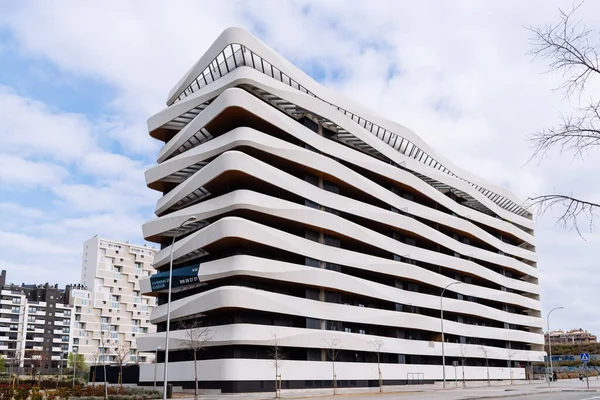 Moderní luxusní bydlení v Madridu s betonovými terasami — Stock fotografie