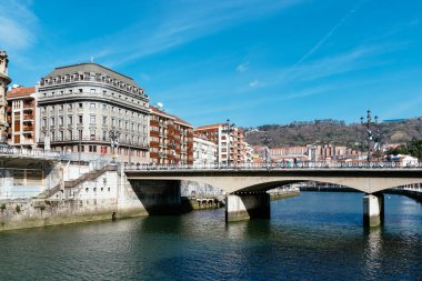 Bilbao 'da Nervion' da Arenal Köprüsü