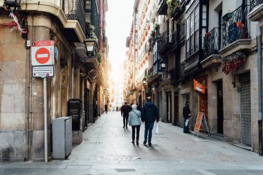 Bilbao 'nun eski kasabasında insanların gezindiği sokak manzarası