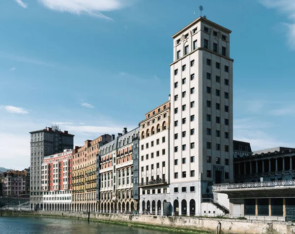 Edificios residenciales tradicionales a orillas del río Nervión en Bilbao — Foto de Stock