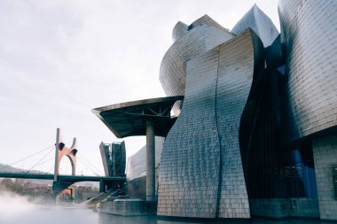 Bilbao 'daki Guggenheim Müzesi' nin dış görünüşü