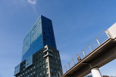 Bilbao 'daki Isozaki Kuleleri ve Zubizuri Köprüsü
