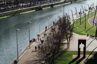 Bilbao nehri boyunca uzanan gezinti alanının manzarası