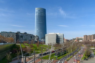 Bilbao nehri boyunca uzanan gezinti alanının manzarası