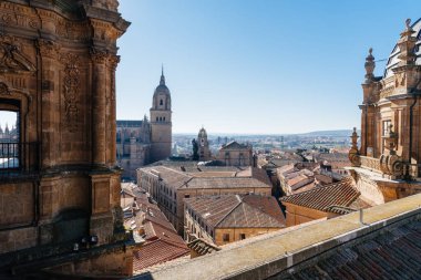 Üniversite ve Katedral ile birlikte ortaçağ kenti Salamanca 'nın tarihi merkezinin havadan panoramik manzarası