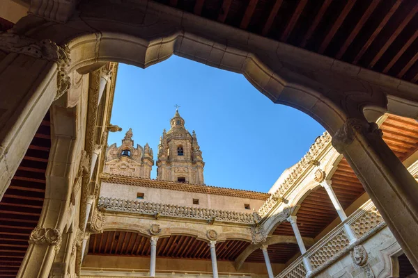 Casa de las Conchas courtyard and Tower of Clerecia Church — стокове фото