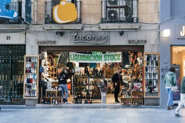 Madrid 'deki Preciados Caddesi' nde ayakkabı mağazası vitrininde reklam satışları var.