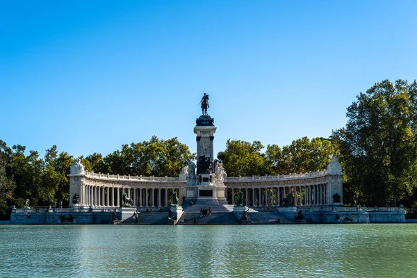 Parque Buen Retiro. Alfonso XII Monumento e lago em Madrid — Fotografia de Stock