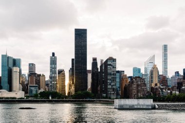 Günbatımında East River 'dan Manhattan' ın şehir manzarası