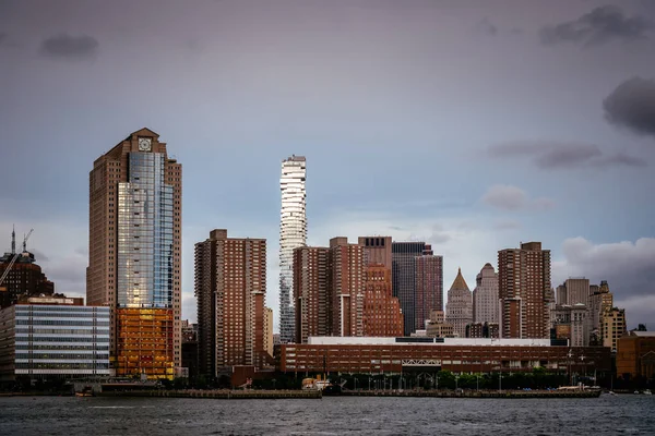 Манхэттен от реки Гудзон на закате — стоковое фото