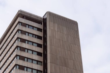 Madrid 'de beton ön cepheli Brutalist tarzı apartman bloğu