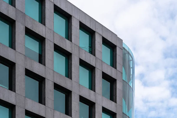 Façade ventilée en pierre et verre de l'immeuble de bureaux moderne. — Photo