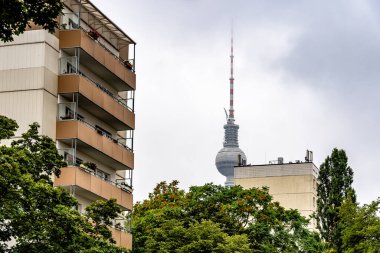 Sovyet döneminden kalma apartmanlı Doğu Berlin şehri.