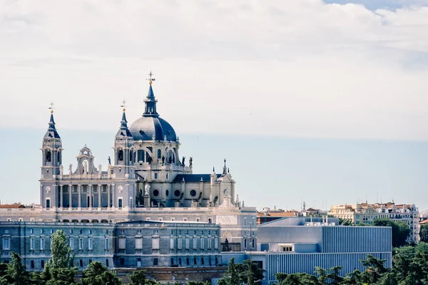 Paesaggio urbano di Madrid con Cattedrale dell'Almudena e Palazzo Reale — Foto Stock