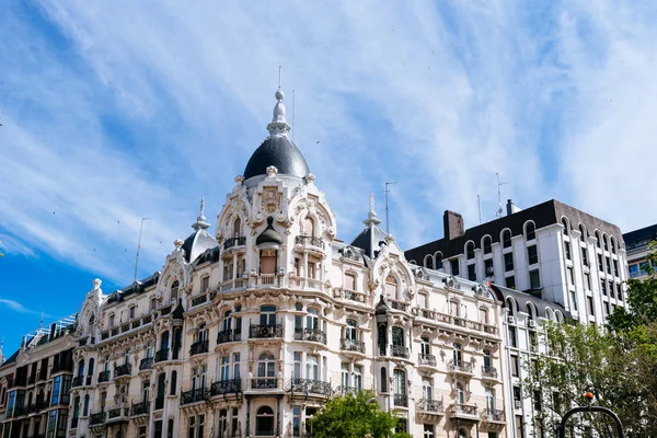 Madrid 'deki eski tuğla binanın alçak açılı görüntüsü — Stok fotoğraf