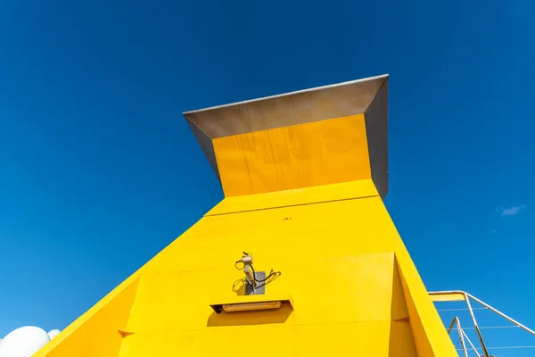 Żółty komin statku na tle błękitnego nieba — Zdjęcie stockowe