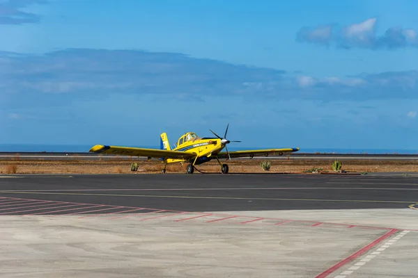 Lufttraktor AT-802 propellerflygplan på banan — Stockfoto