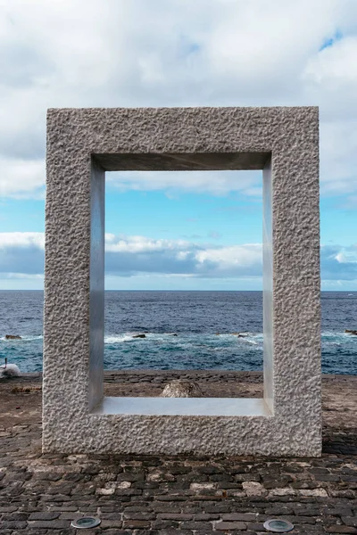 Tensei Tenmoku minimalst monument in the old port of Garachico — Stock Photo, Image