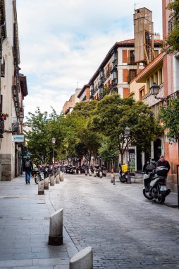 Madrid 'in ortasındaki Lavapies' teki Embajadores Caddesi manzarası