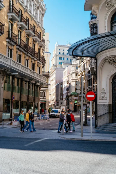 Gente cruzando la Gran Vía en el centro de Madrid — Foto de Stock