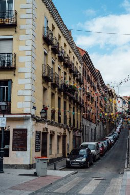 Madrid 'in merkezindeki Embajadores mahallesindeki geleneksel sokak manzarası