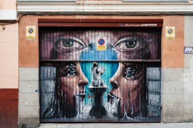 Madrid 'in orta kesimindeki tuvaletin garaj kapısına grafiti yapılmış.