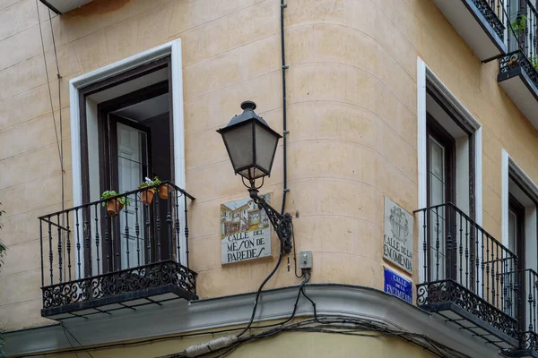 Tradycyjny budynek mieszkalny w dzielnicy Lavapies w Madrycie — Zdjęcie stockowe
