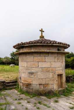 Galiçya, İspanya 'daki Santa Colomba de Carnota' da yaşlı Pombal veya güvercin
