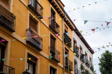 Madrid 'in merkezindeki Lavapies Mahallesi' ndeki eski konut binalarının alçak açılı görüntüsü