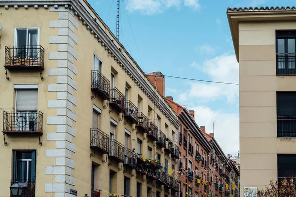 Laag uitzicht op oude woongebouwen in de wijk Lavapies in het centrum van Madrid — Stockfoto