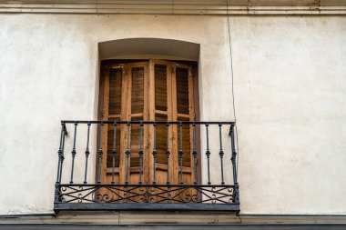 Madrid 'deki Lavapies Mahallesi' nde eski bir binanın eski demir balkonlarının alçak açılı görüntüsü.