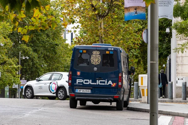 Coche de policía protegiendo la Embajada de Estados Unidos en Madrid — Foto de Stock