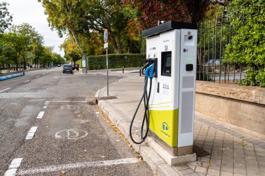 Madrid, İspanya 'da elektrikli araba şarj istasyonu