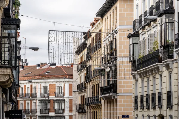 Zicht op Argensola Street in de wijk Justicia in Madrid — Stockfoto