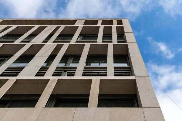 Laag uitzicht op luxe modern appartementencomplex in Madrid — Stockfoto