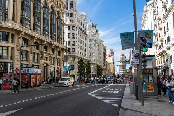 Scena uliczna w Gran Via w Madrycie — Zdjęcie stockowe