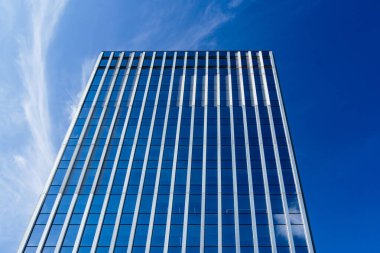 Mavi gökdelenin alçak açılı görüntüsü