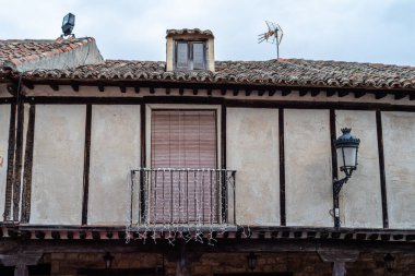Taştan evlerle tarihi Atienza kasabası manzarası