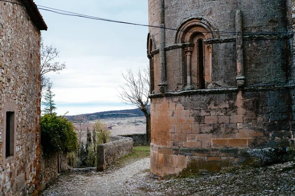 Romantisk absid i kyrkan och museet för den heliga Treenigheten i Atienza — Stockfoto