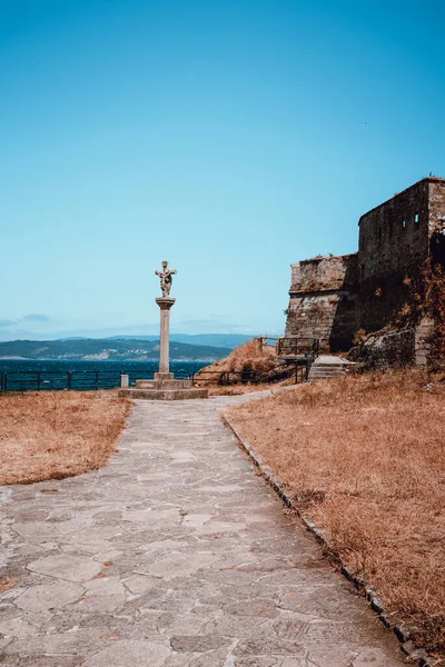 Cruz de Piedra en el Camino de Santiago o Camino de Santiago cerca del mar en Fisterra — Foto de Stock